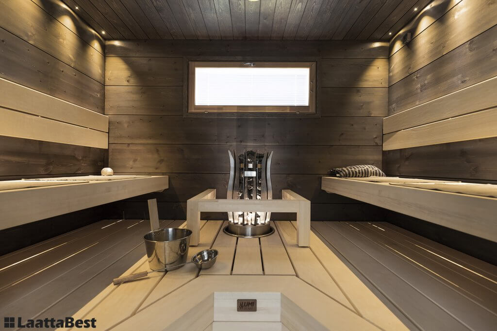 Harmaata ja vaaleaa. Aitoa hirsipintaa ulkoseinät ja hirsipaneelia.